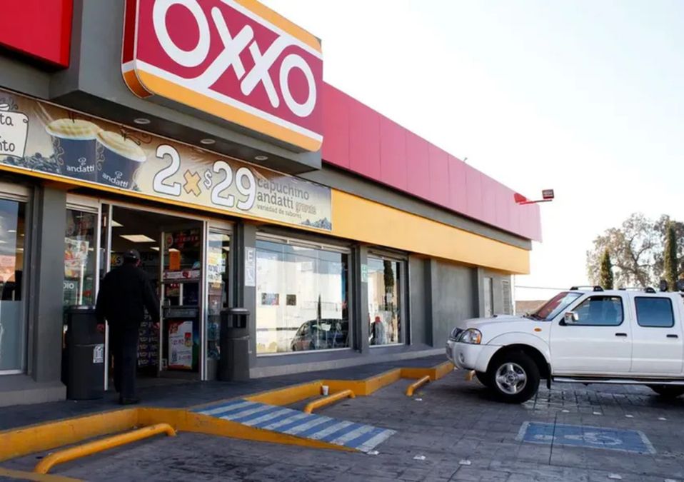 En Edomex, hombre toma de rehenes a empleados de un Oxxo; presuntamente quería quitarse la vida