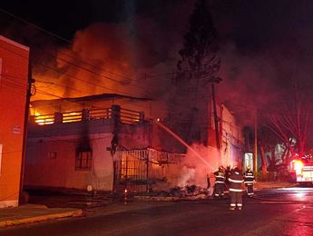 Bomberos de Guadalajara trabajando para apagar el incendio en la vivienda | Telediario