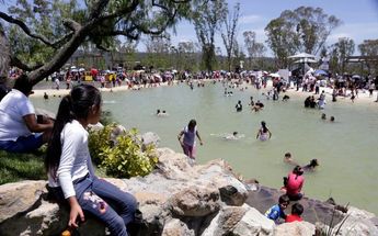 Espejo de agua del parque de Amalucan / Andrés Lobato