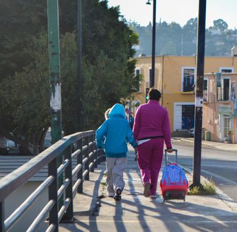 Familias poblanas han optado por caminar con luz de día e incluso cambiar sus rutas ante el temor de ser asaltados / Agencia Es Imagen