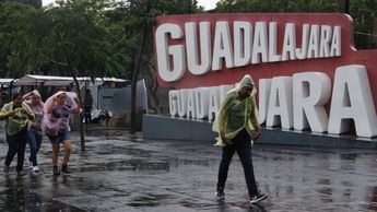 Ciudadanos de Guadalajara durante día de lluvia | Especial