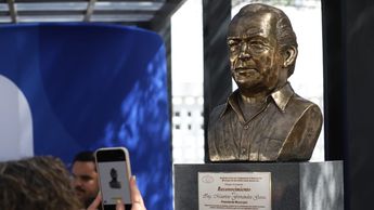 Busto en honor a Mauricio Fernández