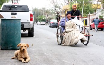 Pareja recorre las calles a pesar del frío. / Leonel Rocha