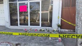 La preparatoria donde ocurrió el atentado aún luce ofrendas en su exterior para las víctimas. | César Cabrera