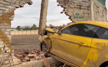 Así quedó el auto estrellado contra la barda / Juan Carlos Munguía