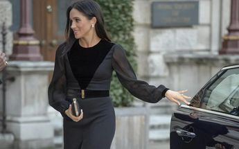 Meghan Markle cierra puerta de su carro / AP