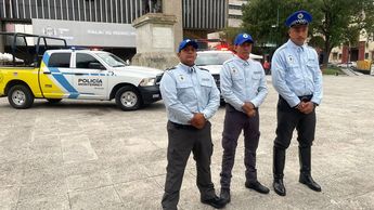Oficiales de la Policía de Monterrey rescataron a un adulto mayor de un incendio. | Ángel Mercado