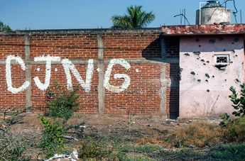 Siglas del Cártel Jalisco Nueva Generación en una pared. | Especial
