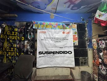 Anuncio de suspensión del local en Juárez, Nuevo León por la venta de pirotecnia. | Cortesía