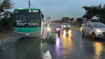 Presuntamente, el conductor de la moto se impactó en la parte trasera de la ruta