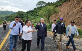 AMLO tuvo que caminar hacia Acapulco junto a parte de su gabinete / Rogelio Agustín.