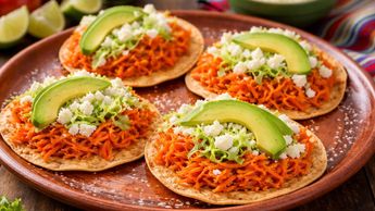 La tinga de zanahoria imita la textura de la carne y absorbe muy bien el sabor del chipotle. | Imagen temática creada con ChatGPT