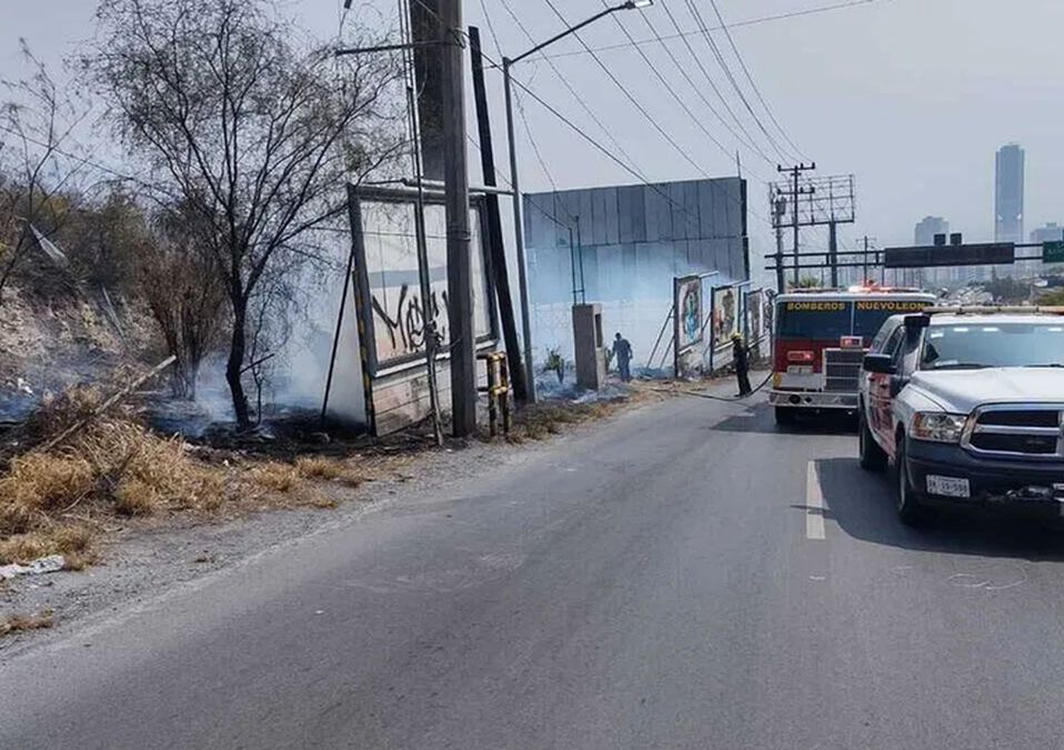 Sofocan incendio en bulevar Rogelio Cantú
