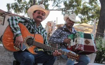 Acuden con música para acompañar a sus difuntos/ Emiliano Molina