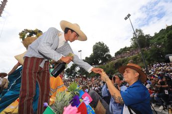 Convite, mezcal y música, una de las combinaciones favoritas en Atlixco durante la fiesta vieja / Agencia Es Imagen