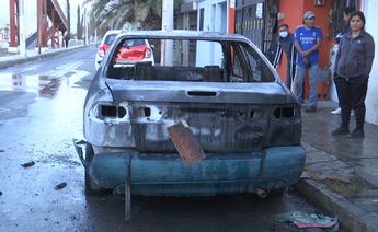 Se incendia vehículo en colonia Satélite Sur.