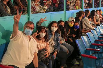 Familia oriunda de España disfruta de la lucha libre / Andrés Lobato