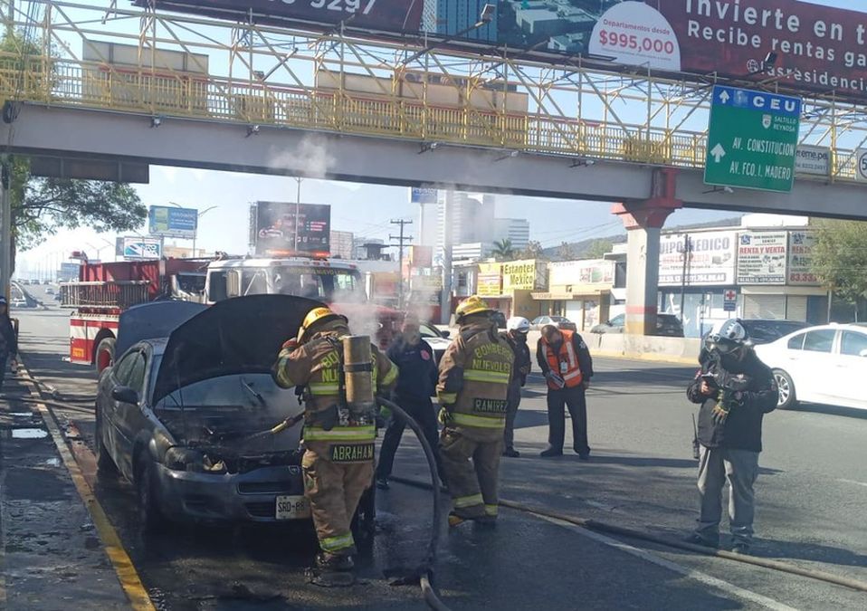 Incendio de auto en avenida Gonzalitos. / Cynthia Pardo