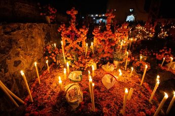 Los cementerios de México también marcar con velas el camino de los fallecidos / Cortesía