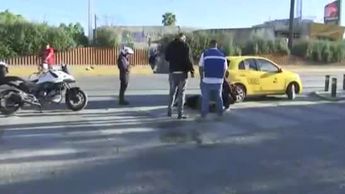 Torreón: Mujer es arrollada por taxista cuando cruzaba la calle