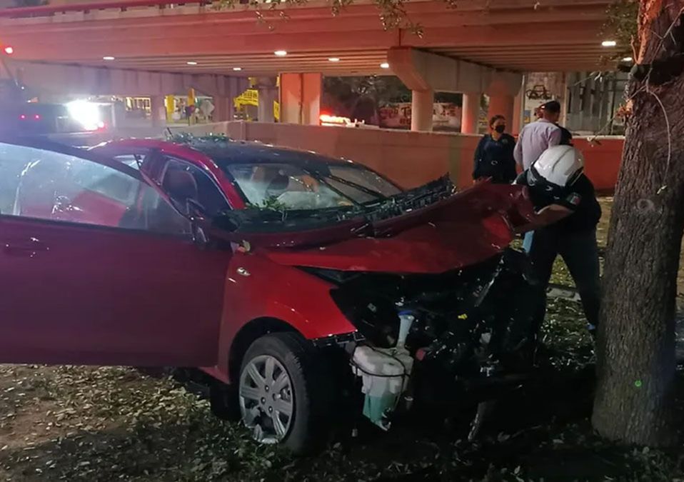 Hombre en presunto estado de ebriedad resulta ileso tras chocar contra árbol en Monterrey