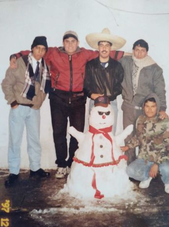 Laguneros trabajando durante la nevada en Torreón, 1997.