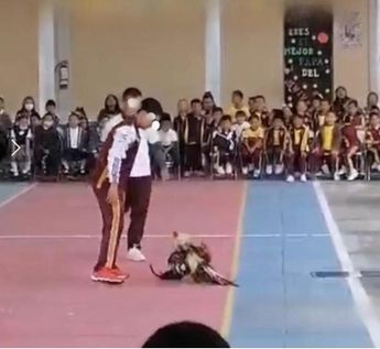 Alumnas y alumnos de diferentes edades presencian una presunta pelea de gallos en el Centro Escolar Pdte. Venustiano Carranza, en Tehuacán / Especial
