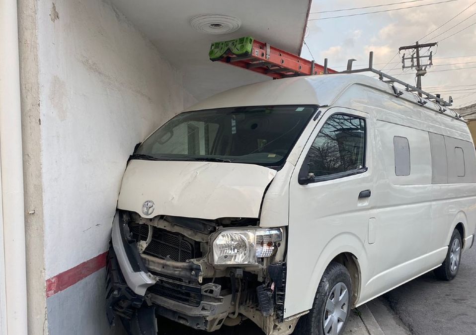 Choca y derriba señal de alto y se estrella contra negocio en Mty