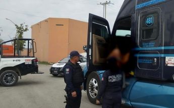 Trailero asaltado frente a colonia Bosques de los Nogales | Especial
