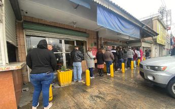 Hacen largas filas para comprar menudo en NL | Frida Rodríguez