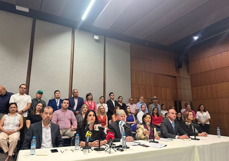 Cámaras empresariales, organismos intermedios y asociaciones civiles rechazaron los nuevos libros de texto gratuito / Sandra González