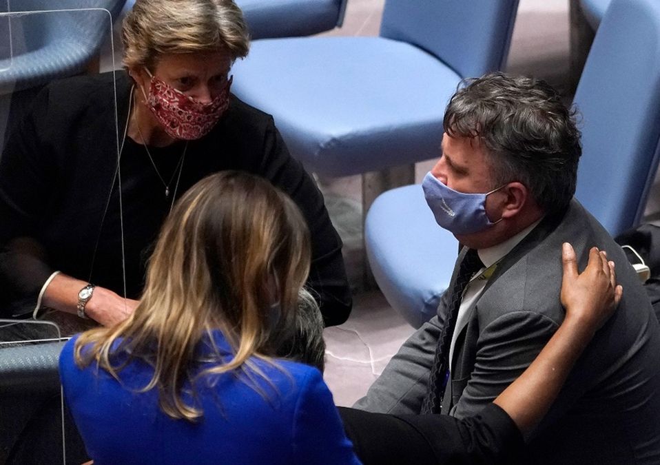 Embajador de Ucrania ante la ONU es consolado en la reunión de emergencia que se celebra en estos momentos | AFP
