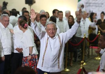 AMLO despidiéndose de los asistentes al quinto informe de gobierno / Jorge Carballo
