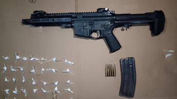 En el arresto decomisaron un arma de fuego y 35 envoltorios de droga.| Especial