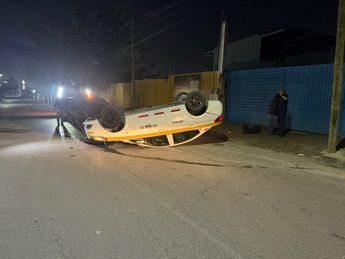 El vehículo se desvió hacia una barda, golpeó la estructura y terminó volcado, con daños considerables en la carrocería.