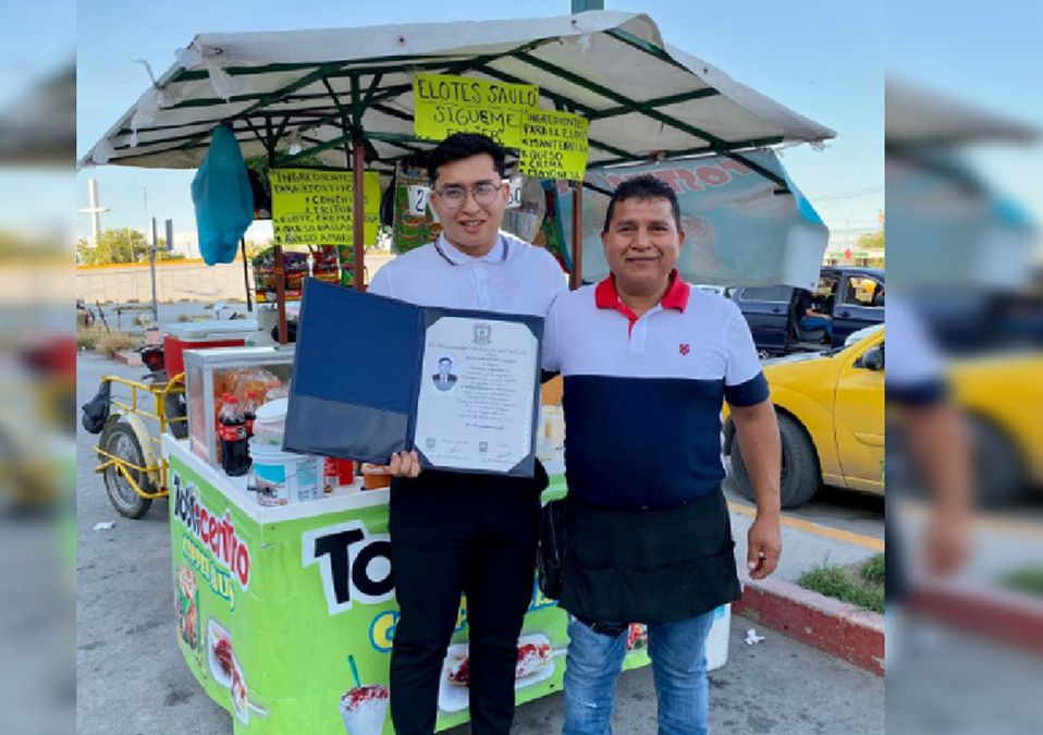 Joven lagunero dedica título a su papá y a su puesto de elotes