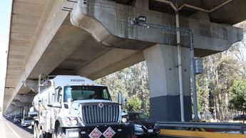 Las nuevas cámaras de vigilancia en la autopista México-Puebla captan automáticamente a los vehículos que excedan el límite / Melanie Torres