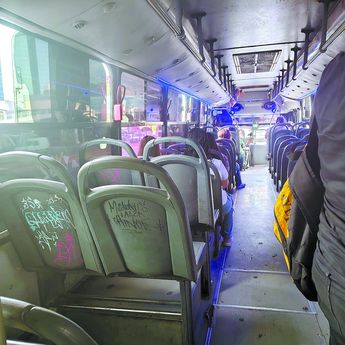 Las rutas 5 y Transmetro 405 son un ejemplo de unidades en serio deterioro que aún circulan en calles del Área Metropolitana de Monterrey. |