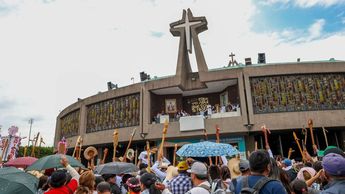 Año tras año, miles de fieles se reúnen en la Basílica de Guadalupe para cantarle las mañanitas a la 'Morenita'. / Cuartoscuro