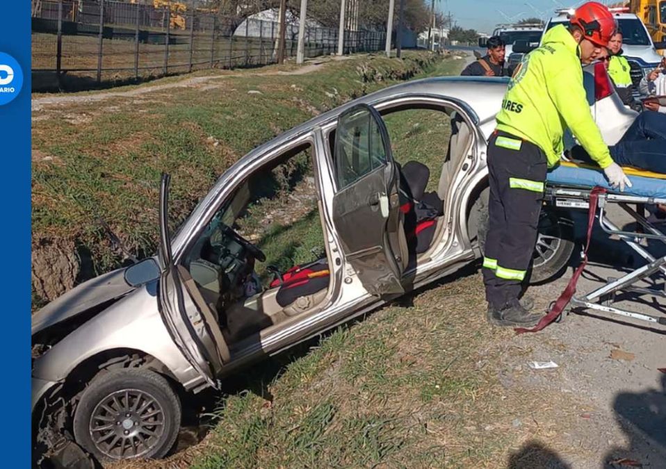 Automovilista vuelca y cae en zanja en Santa Catarina. | Israel Santacruz