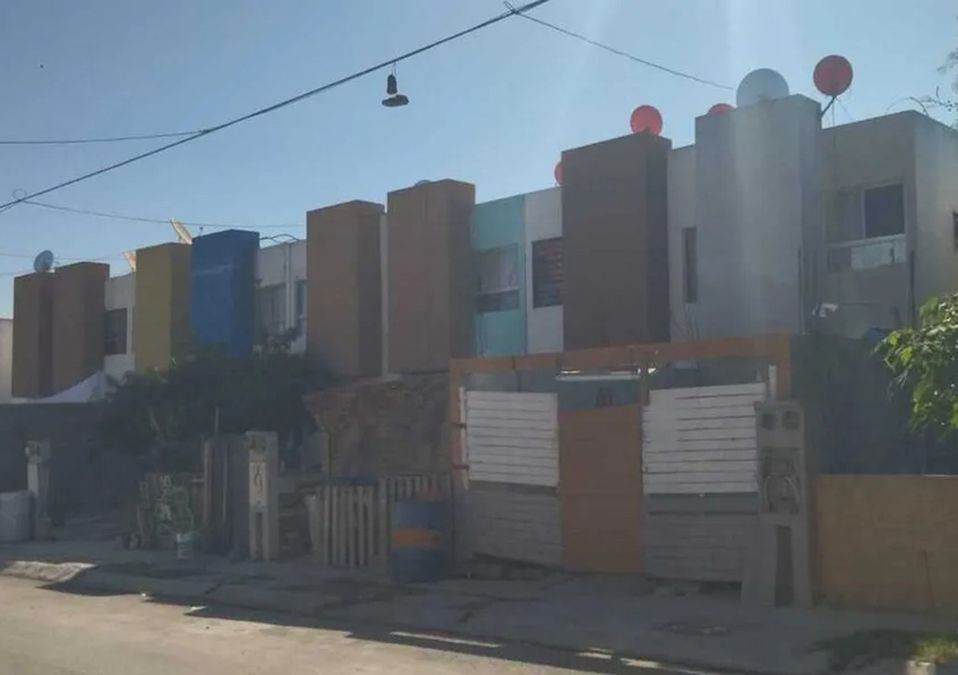 Rafaguean casa con familia adentro en la colonia Camino Real II