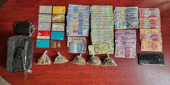 Droga y dinero que se encontraba en posesión de la mujer detenida. | Cortesía