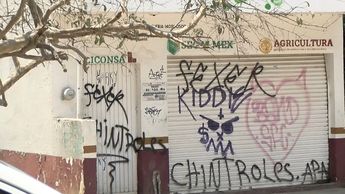 Liconsa con cortina y puertas vandalizadas / Especial