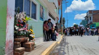 Antes de ir hacia el panteón, se realizó una oración en el lugar del accidente donde falleció la familia | Agencia Es Imagen