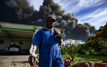 Bomberos de diferentes países colaboran para controlar el incendio / Agencia AFP