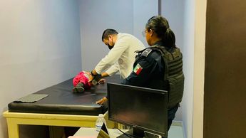 Evaluación médica a la menor. | Cortesía