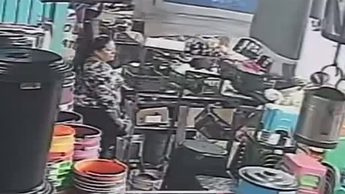 Captan a mujer robando bolsa en Mercado Alianza de Torreón