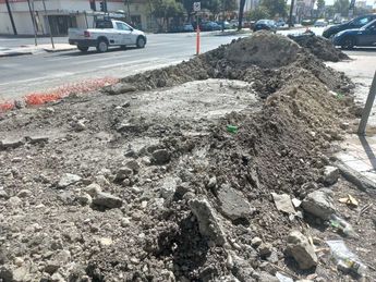 Escombro y tierra en la calle por obra en el Centro de la Ciudad. | José Luis Marroquín