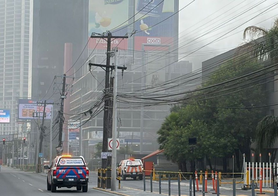 Un siniestro en el estacionamiento subterráneo de un corporativo bancario generó cierre vial y fuerte movilización en Monterrey.| Especial