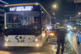 Autoridades de Tránsito acudieron al bulevar Francisco Coss tras el accidente viaal.